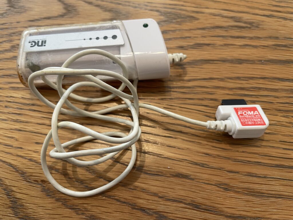 FOMA 乾電池式 携帯 充電器 古い防災リュック